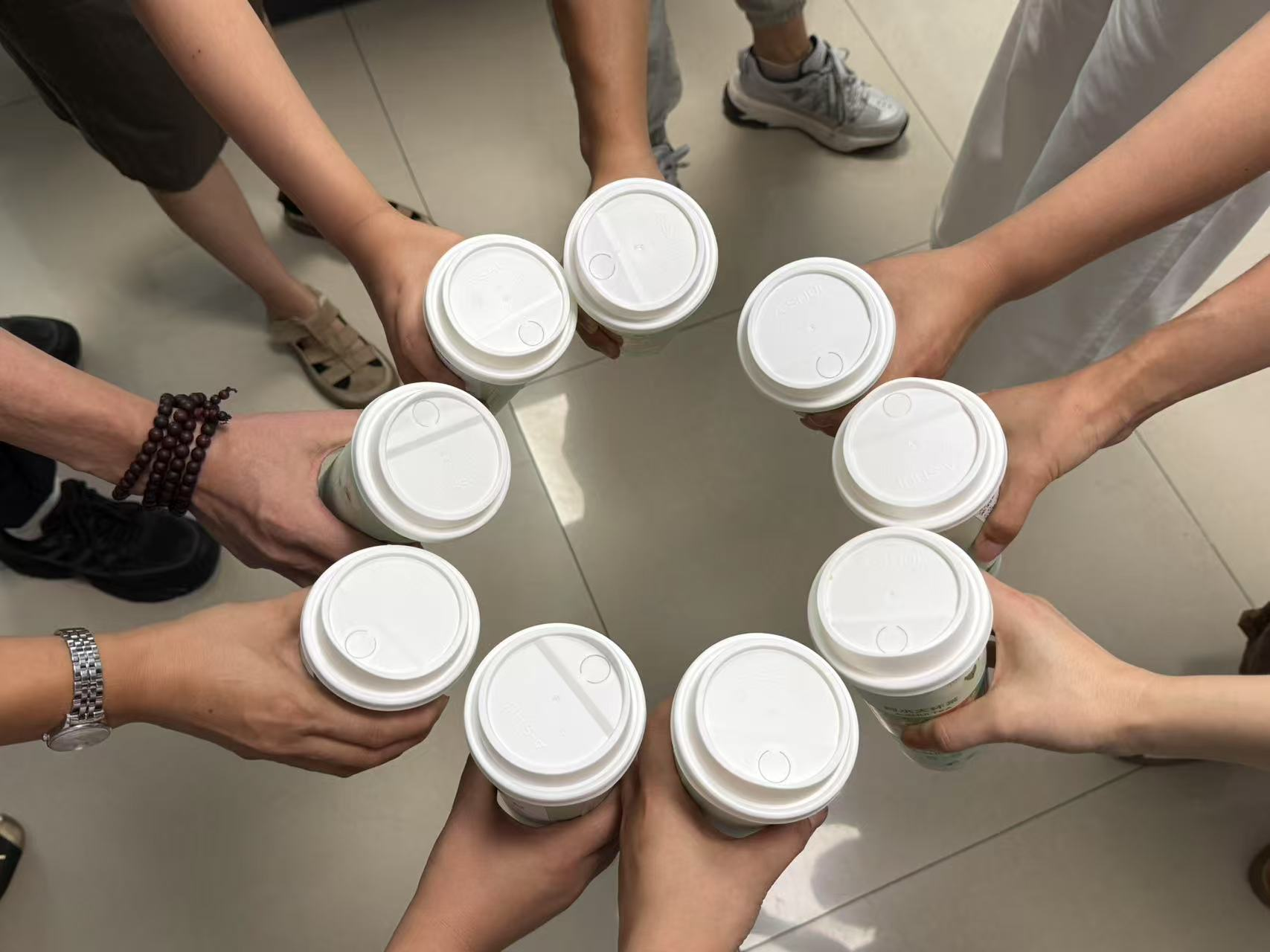 初秋暖意至！四建為堅(jiān)守崗位員工送上“秋天的第一杯奶茶”