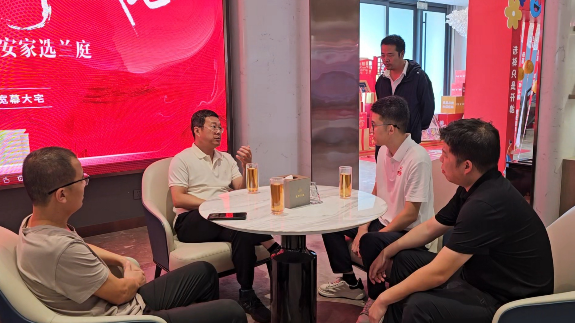 董事長(zhǎng)、總經(jīng)理?xiàng)詈２ㄉW臨昱景蘭庭項(xiàng)目視察指導(dǎo)工作